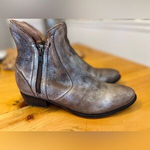 Anthropologie women’s metallic zipper booties size 8 Seychelles